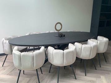 Zwarte moderne ovale massief eiken tafel eethoek beschikbaar voor biedingen