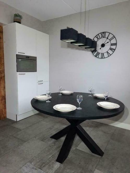 Modern ronde zwarte visgraat tafel maatwerk, Huis en Inrichting, Tafels | Eettafels, Nieuw, Rond, Ophalen of Verzenden