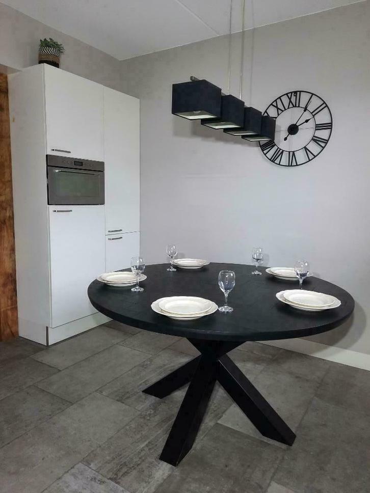 Modern ronde zwarte visgraat tafel maatwerk, Huis en Inrichting, Tafels | Eettafels, Nieuw, Rond, Ophalen of Verzenden