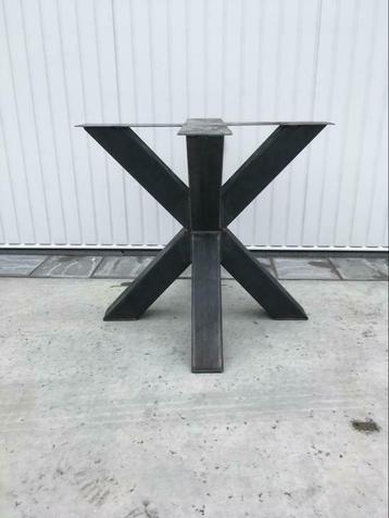 Stalen matrix poten, eettafels, ronde tafel beschikbaar voor biedingen
