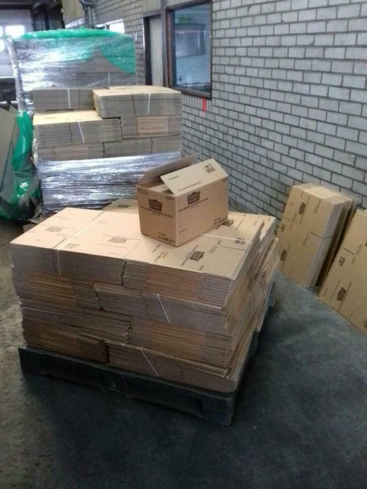 Partij kartonnen  goedkope dozen enkelgolf 38x25x21 bedrukt, Doe-het-zelf en Verbouw, Kratten en Dozen, Nieuw, Doos, Minder dan 35 cm