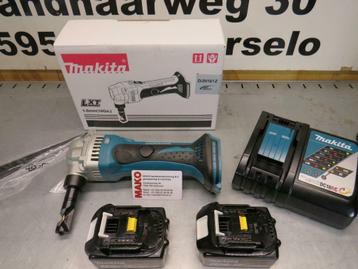 Makita DJN161 18V Li-Ion accu knabbelschaar met accus lader beschikbaar voor biedingen