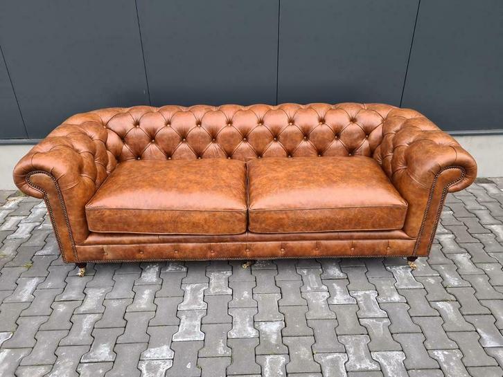 TOP NIEUWE Chesterfield cognac bank vintage + GRATIS BEZORGD, Huis en Inrichting, Banken | Bankstellen, Nieuw, Rechte bank, Hout