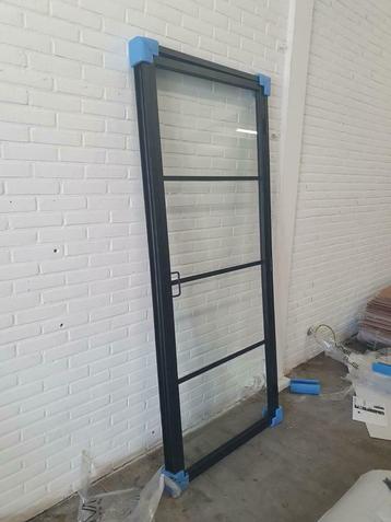 Nieuwe stalen binnendeur inclusief kozijn.  Industriële deur beschikbaar voor biedingen