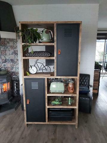 Stoere kast met lockers. Industrieel 