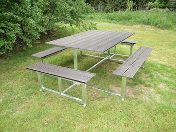 Vierkante of Jumbo picknicktafel, staal met houtcomposiet beschikbaar voor biedingen