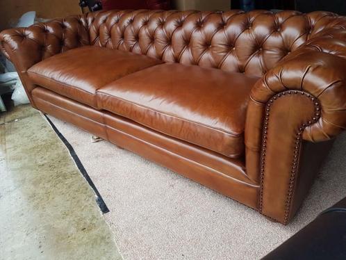 Showroommodel Chesterfield bank 2.40 cognac + GRATIS BEZORGD, Huis en Inrichting, Banken | Bankstellen, Nieuw, Rechte bank, Leer