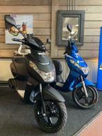 Gebro scooters: Peugeot kisbee 45 25 KM NIEUW streetzone