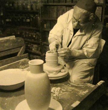 Gezocht_Bert Nienhuis_kunstglazuren_Lotus_Distel_Gouda beschikbaar voor biedingen
