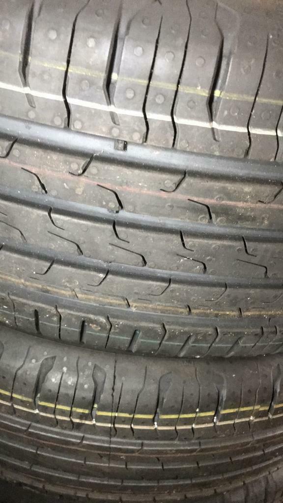 “205 55 r17 continental. Demo. Puntjes zitten er nog op”, Auto-onderdelen, Banden en Velgen, Band(en), Zomerbanden, 17 inch, 205 mm