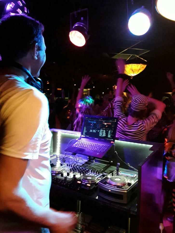 DJ 6 ft. high. All round DJ & drive in show, Diensten en Vakmensen, Muzikanten, Artiesten en Dj's, Dj