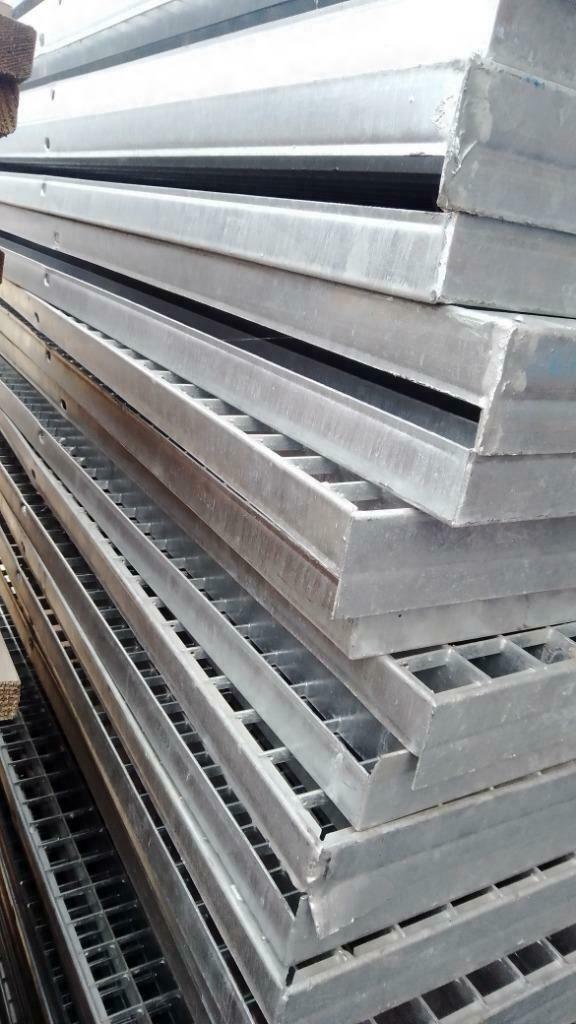 Roosters (gebruikt) verzinkt persrooster - traanplaat, Doe-het-zelf en Verbouw, Overige Doe-het-zelf en Verbouw, Gebruikt, Ophalen of Verzenden