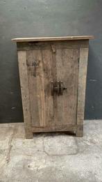 Stoere landelijke oud vergrijsd houten kast kastje tafel