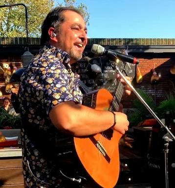 Spaanse Zanger Gitarist /Zomerse Feestmuziek 🇪🇦 🎶🌞🎶🥂 beschikbaar voor biedingen