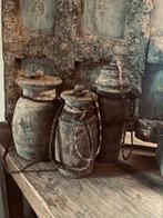 Oude originele houten potjes Nepal met grof jute touw stoer