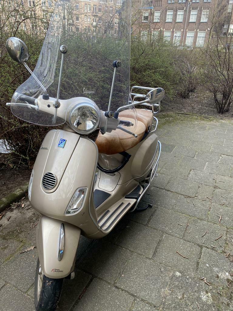 ≥ Vespa 2011 beige goud inclusief 2xhelm, stuur en hangslot — Scooters |  Vespa — Marktplaats
