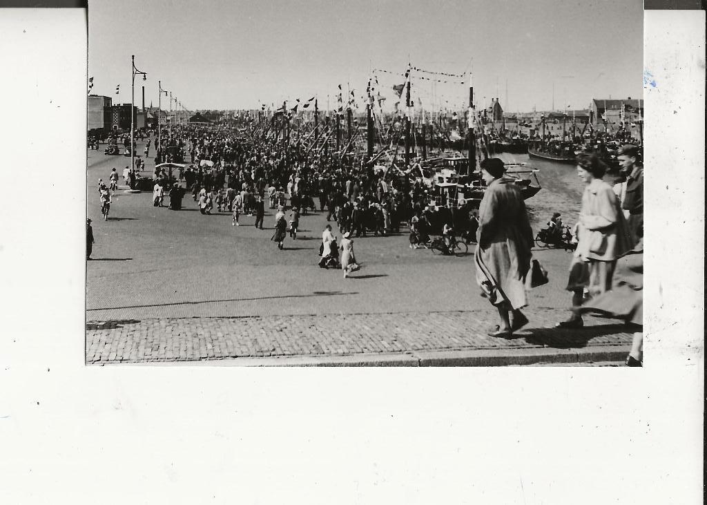 Scheveningen Haven drukte tijdens Vlaggetjesdag, Verzenden, 1940 tot 1960, Ongelopen, Zuid-Holland