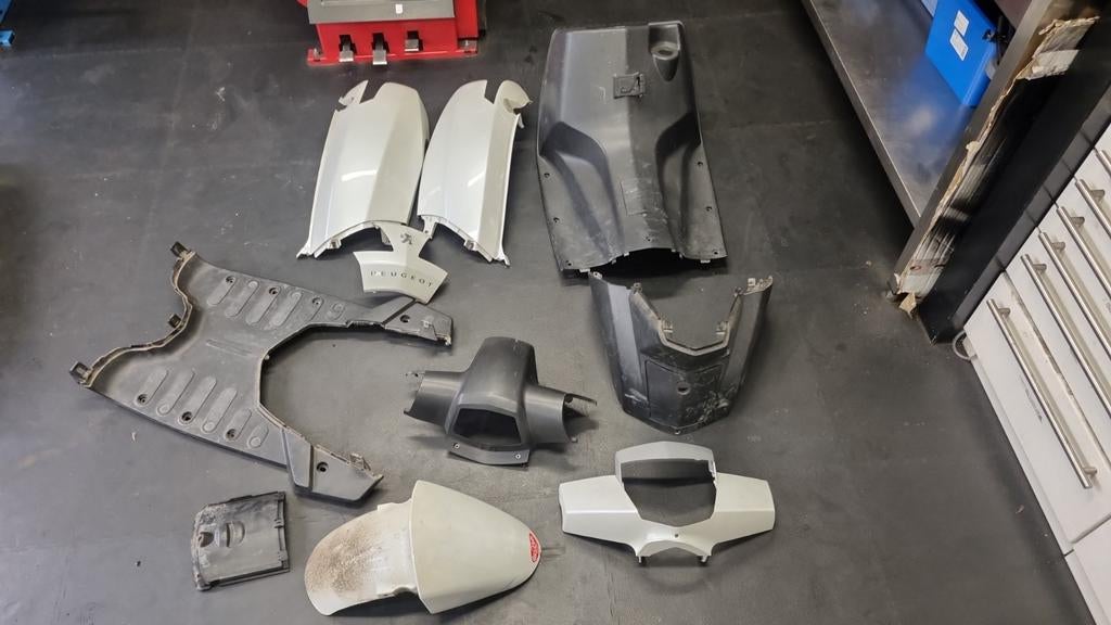 Diverse witte kappen en binnen kappen Peugeot New vivacity, ., Ophalen of Verzenden, Kap, ..