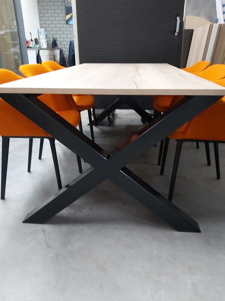 Foto 4 van Tafel met metalen X-Poot showroommodel nu voor €199
