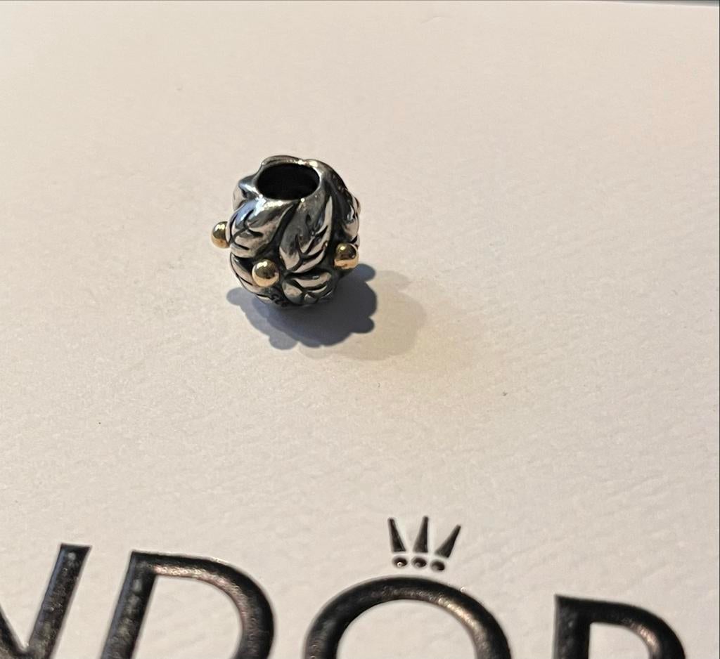 Pandora two-tone clip / spacer met bladmotief, Gebruikt, Pandora, Ophalen of Verzenden, 1 bedel