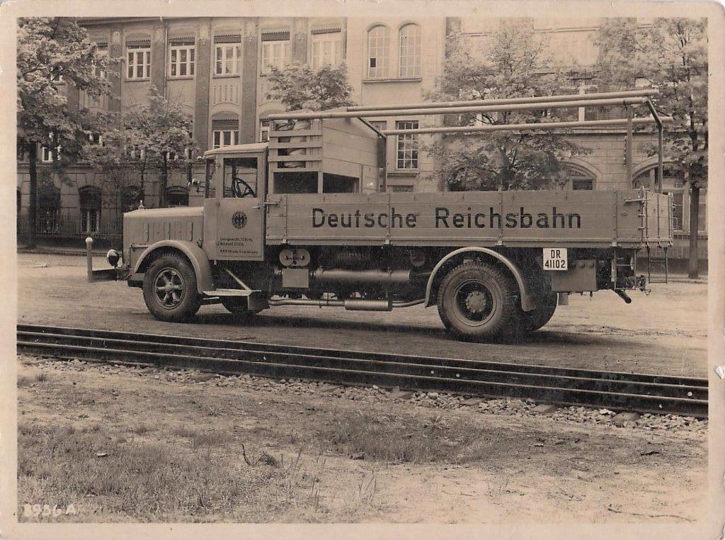 Foto Oorlog 1 mei 1945 WOII Duitse vrachtwagen geplunderd, Verzamelen, Militaria | Tweede Wereldoorlog, Verzenden, Overige soorten