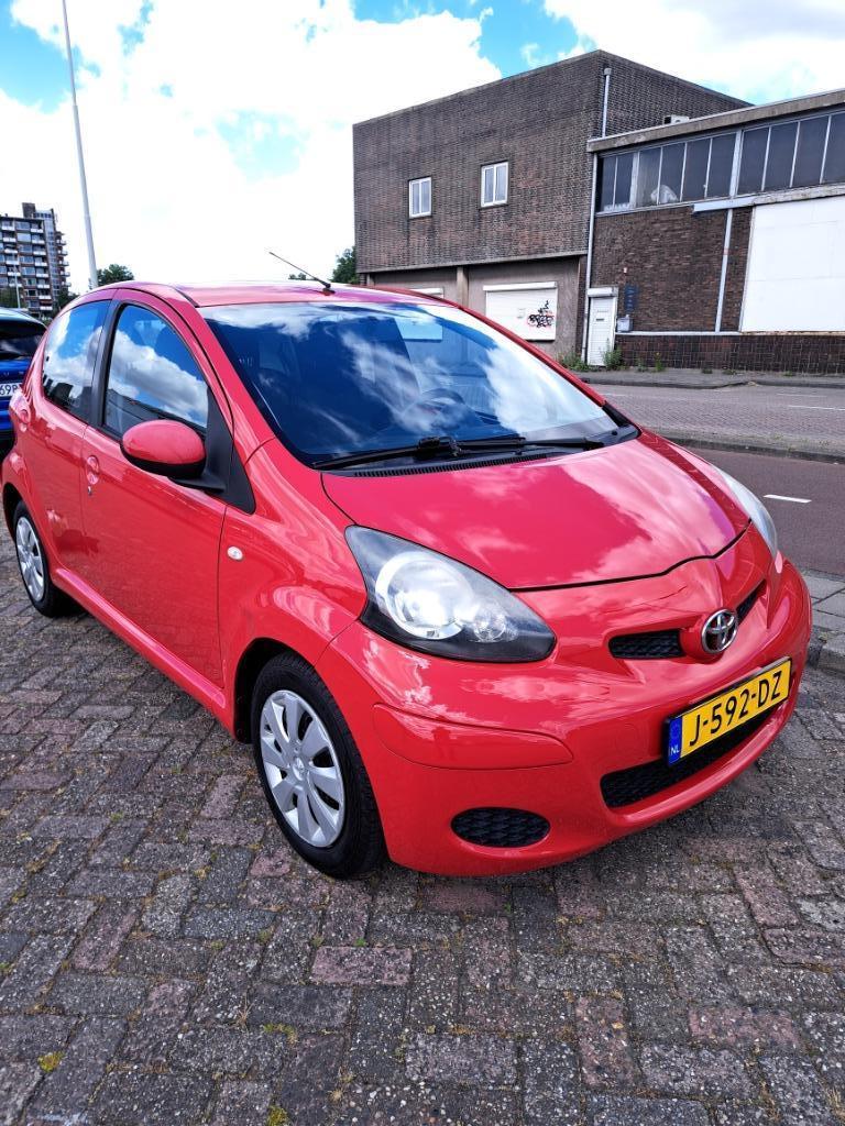 Toyota Aygo 1.0 12V Vvt-i 5DRS 2009 Rood, Auto's, Voorwielaandrijving, Euro 6, 4 stoelen, 68 pk
