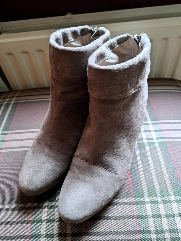 Taupe suede Bitter laarsjes 39, Ophalen of Verzenden, Zo goed als nieuw, Rond, Aardewerk