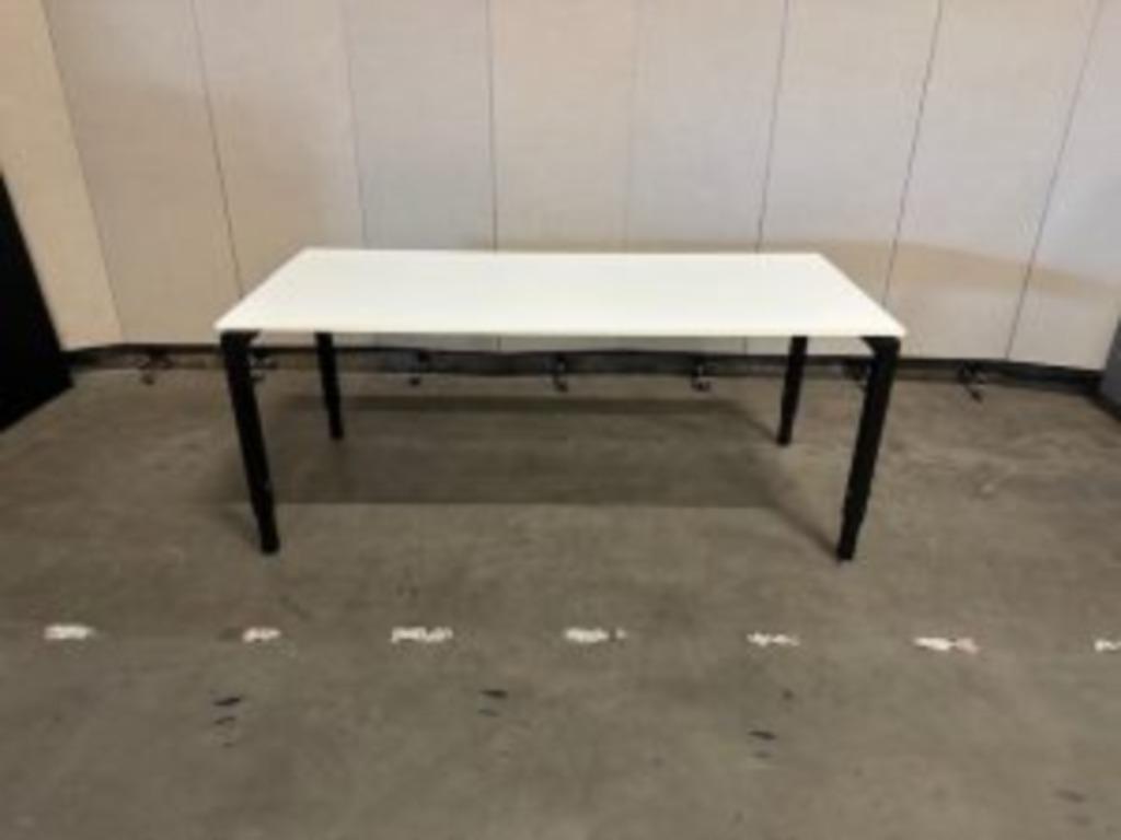 Markant bureau met knop en kabelgoot 180x90xH62-84cm, 24stuk