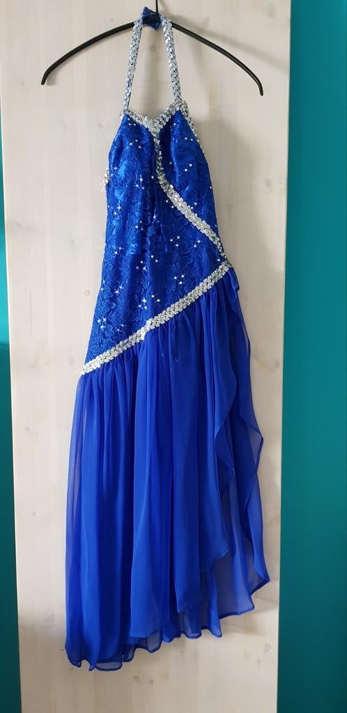 Prachtige blauwe dansjurk met accessoires, Kleding | Dames, Jurken, Zo goed als nieuw, Maat 38/40 (M), Blauw, Onder de knie, Ophalen of Verzenden