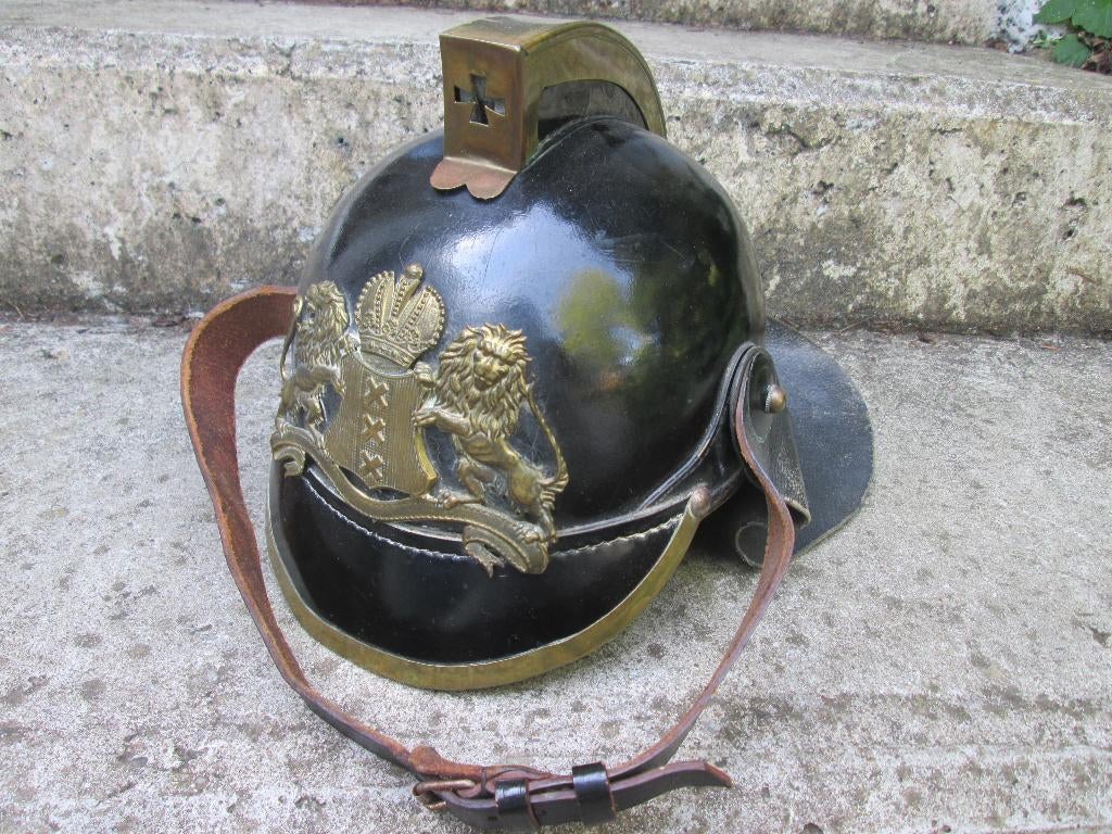 Leren brandweerhelm Amsterdam jaren 40/50 met embleem TOP, Ophalen of Verzenden, Landmacht, Nederland, Embleem of Badge