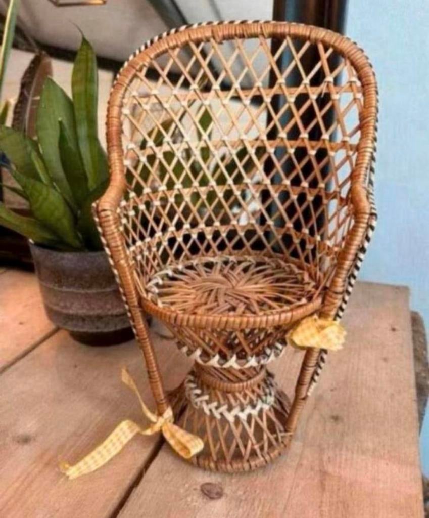 Rotan pauwenstoel - rieten stoel voor pop - medium formaat, Ophalen of Verzenden, Zo goed als nieuw, Babypop