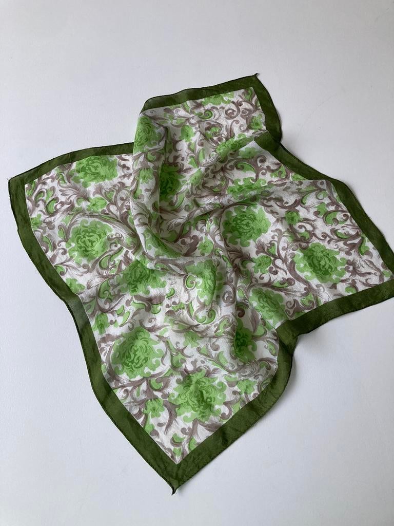 Vierkante ZIJDE Sjaal Bandana met vintage print, Ophalen of Verzenden, Gedragen, Maat 36 (S), Sjaal