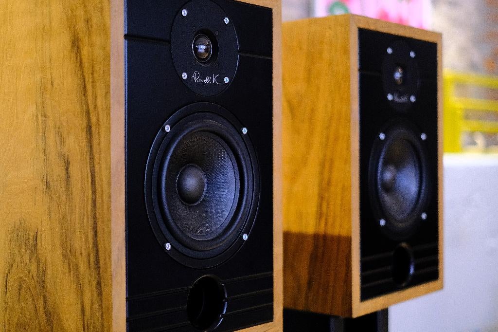Russel K Red 100 – Walnut / Black, Zo goed als nieuw, 60 tot 120 watt, Front, Rear of Stereo speakers, Ophalen