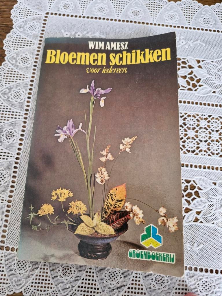 Vintage Boek - Bloemen schikken voor iedereen (Wim Amesz), Ophalen of Verzenden, Gelezen, Overige onderwerpen