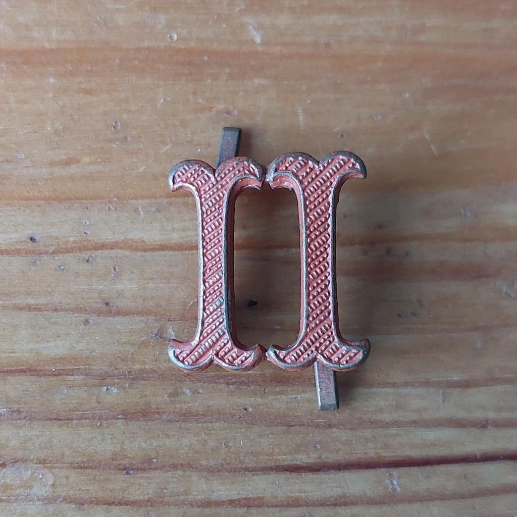 Oranje metalen Romeinse cijfer 2., Verzamelen, Militaria | Algemeen, Ophalen of Verzenden, Landmacht, Nederland, Embleem of Badge