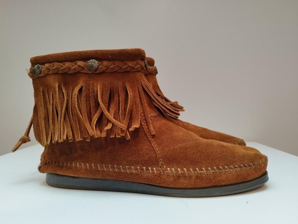 NEW Trendy Minnetonka Fringe Indianen laarsjes 8 39 Cognac, Kleding | Dames, Schoenen, Bruin, Verzenden, Lage of Enkellaarzen