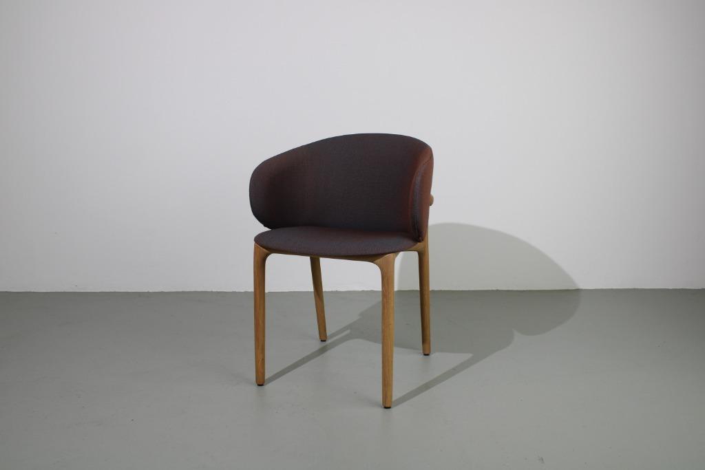 Artisan Mela stoel, Eiken, Huis en Inrichting, Stoelen, Bruin, Ophalen of Verzenden, Zo goed als nieuw, Stof