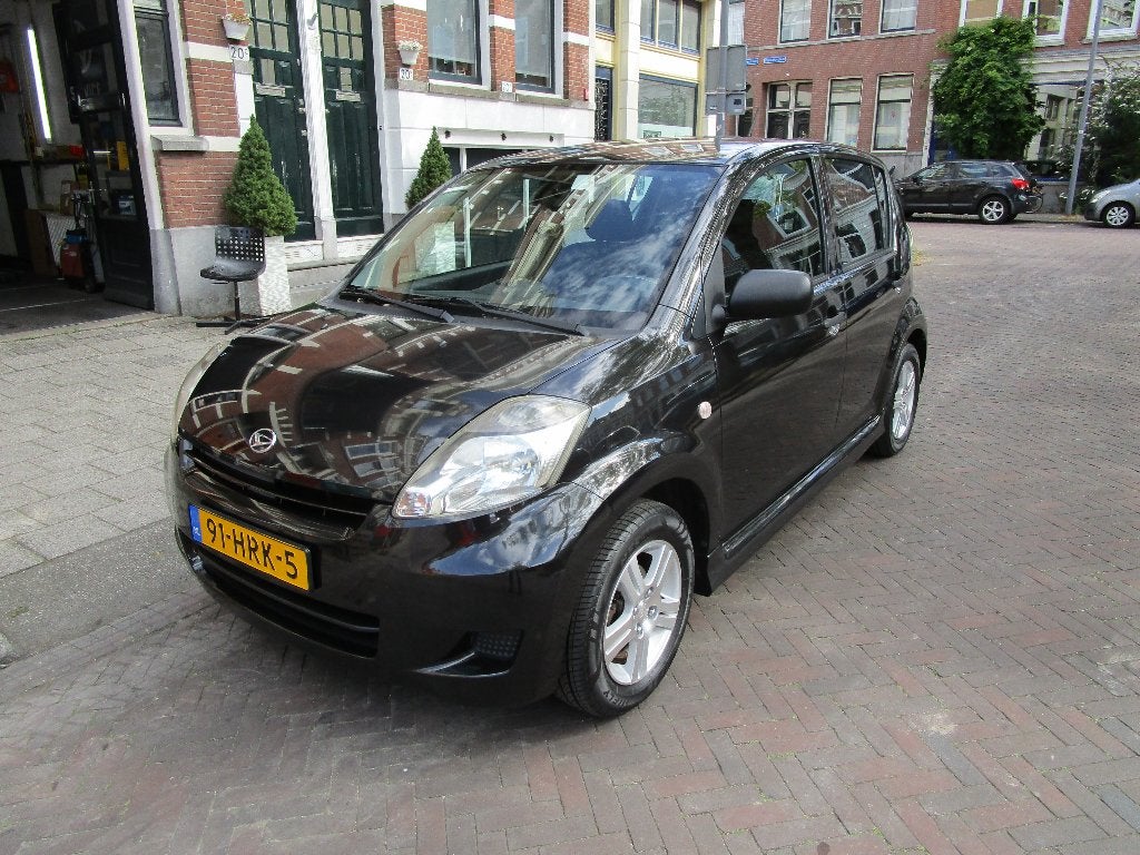 Daihatsu Sirion 1.0-12V 5-Drs Airco 84000 km Eerste Eigenaar, Voorwielaandrijving, Euro 5, Stof, Zwart