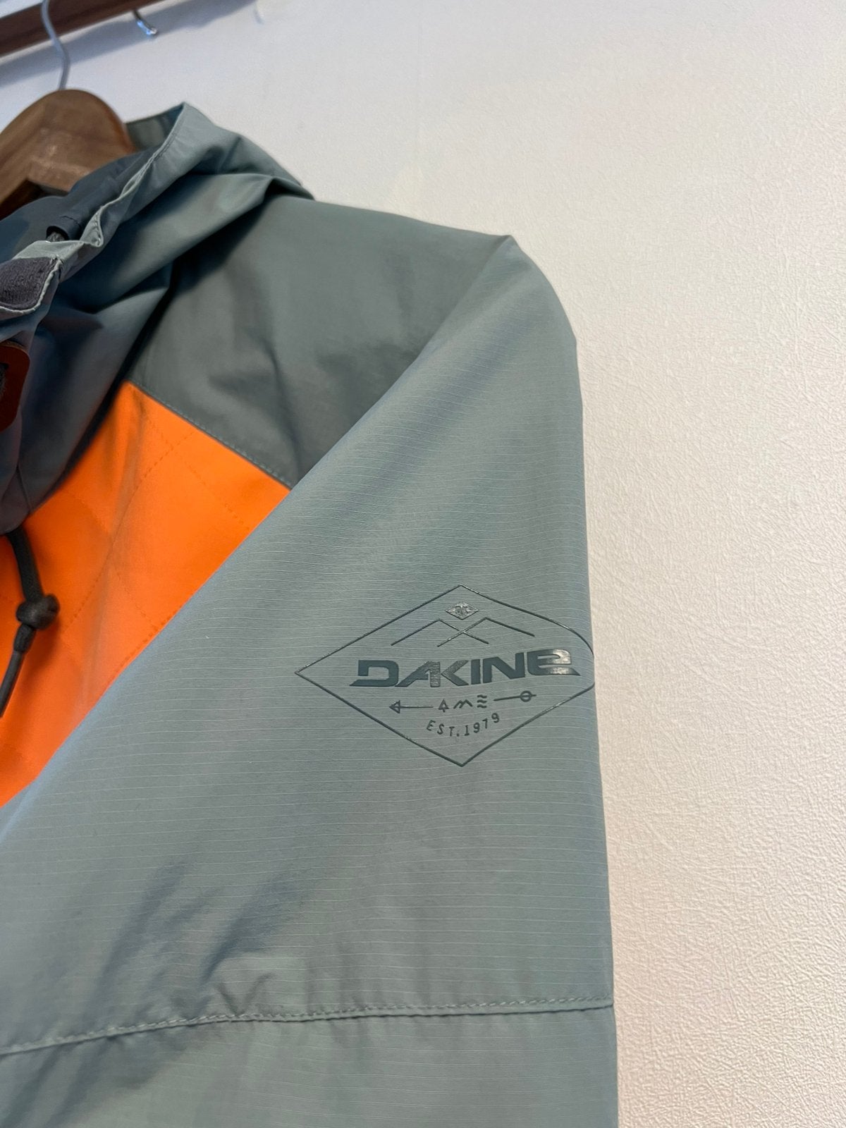 Dakine Pollox Snowboard / Ski Anorak Jas – Oranje & Grijs, Ophalen of Verzenden, Zo goed als nieuw, Maat 38/40 (M), Jack