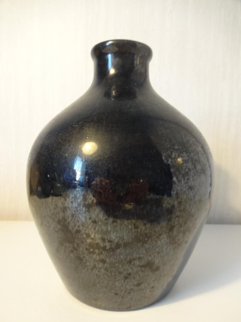 Erica vaasje zwart lusterglazuur., Antiek en Kunst, Ophalen of Verzenden