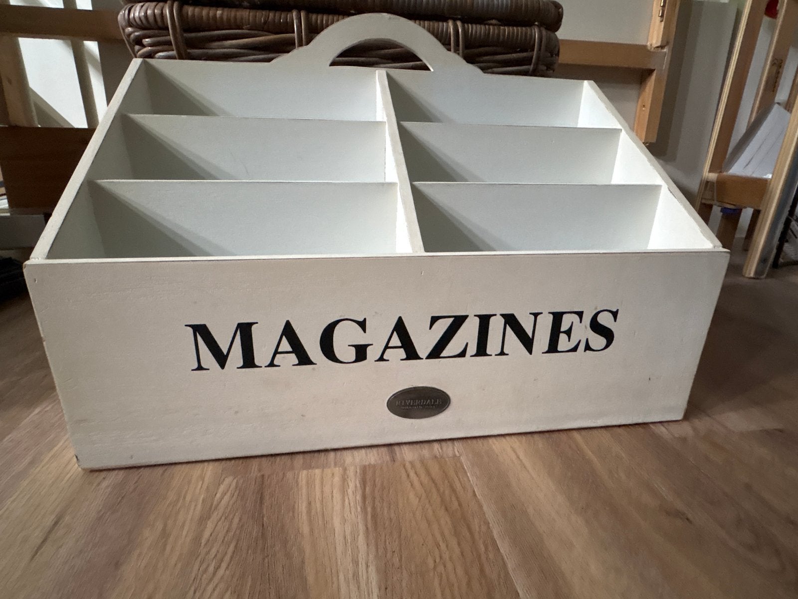 Witte houten tijdschriftenrek met 'MAGAZINES' opdruk, Huis en Inrichting, Woonaccessoires | Krantenbakken en Lectuurbakken, Ophalen