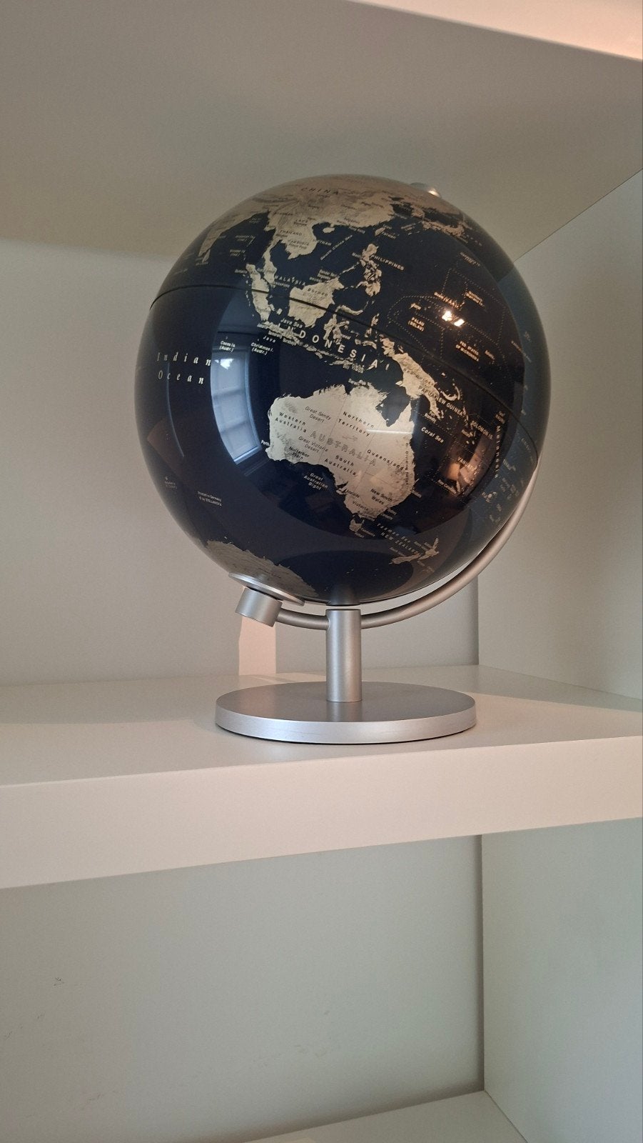 Moderne Wereldbol Donkerblauw, brons, beige. Decoratief & Ed, Ophalen, Kunststof, Draaibaar, Zo goed als nieuw