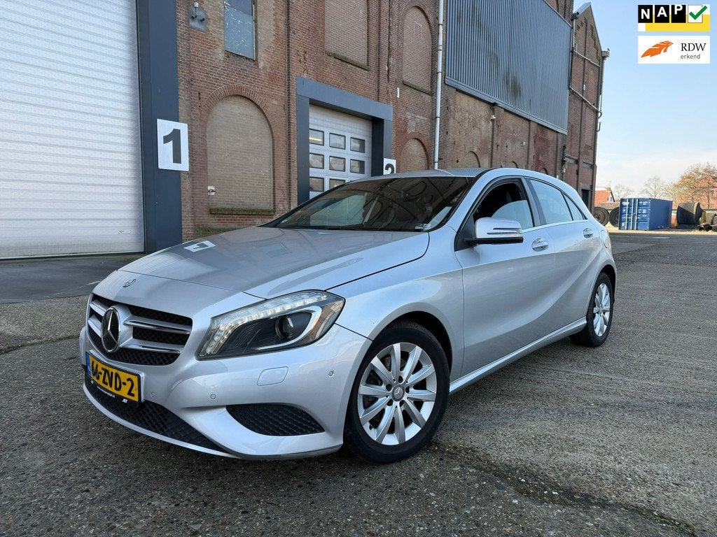Mercedes-Benz A-klasse 180 Ambition NAP/APK 2-2027/CRUISE/AI, Auto's, Voorwielaandrijving, Gebruikt, 4 cilinders, Leder en Stof