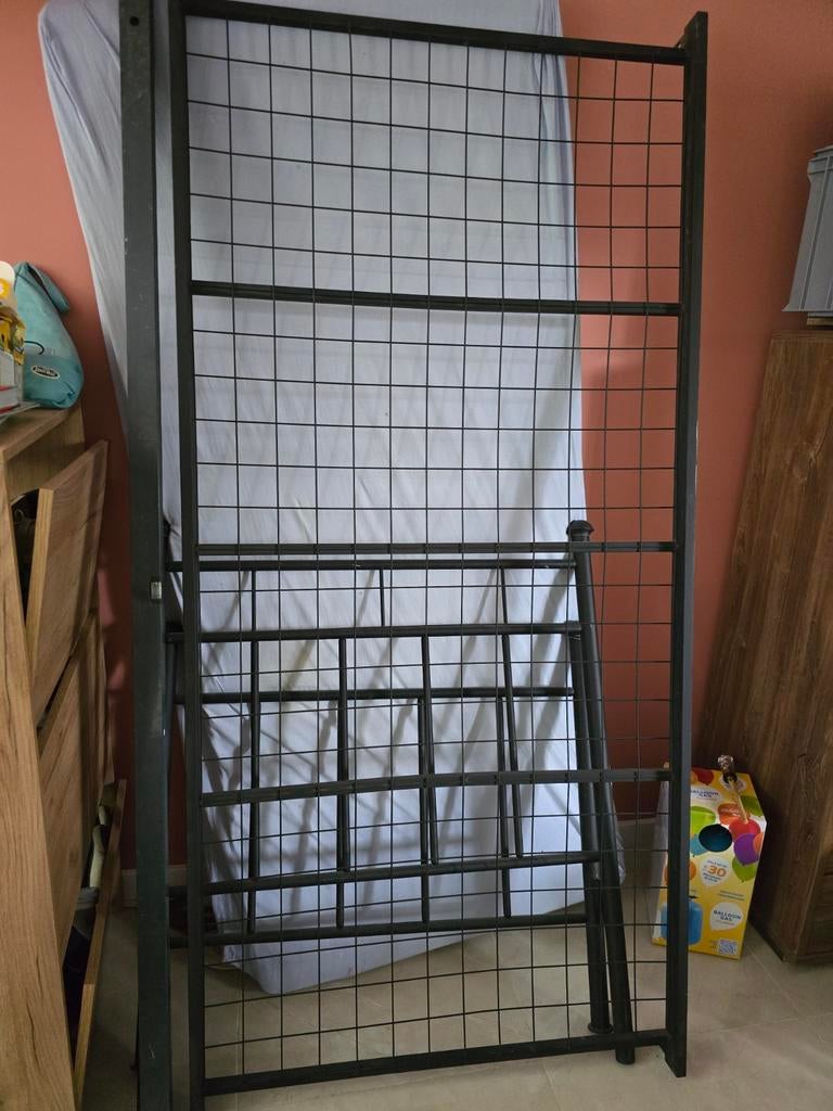 Stevig metalen bedframe - 90x200 cm, Huis en Inrichting, Slaapkamer | Bedden, Ophalen, Gebruikt, Eenpersoons, Modern, Industrieel