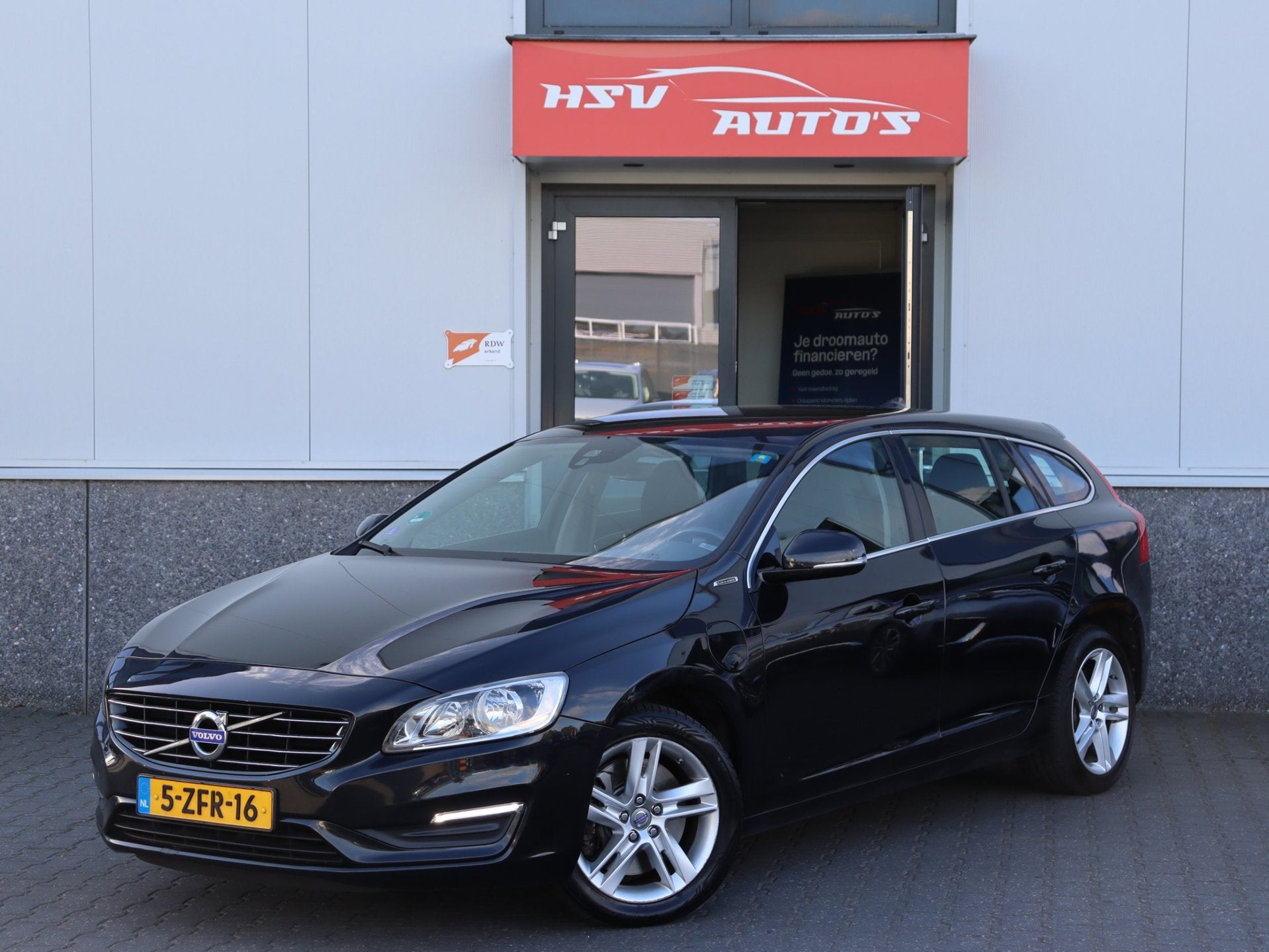 Volvo V60 2.4 D6 AWD Plug-In Hybrid Momentum, Auto's, Automaat, Leder en Stof, Zwart, Vierwielaandrijving