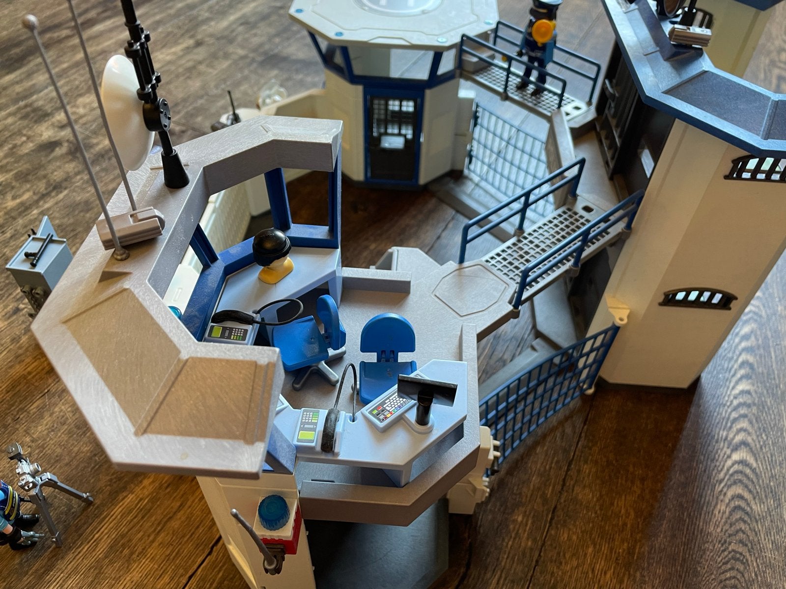Playmobil Politiebureau met helikopterplatform en accessoire, Kinderen en Baby's, Speelgoed | Playmobil, Ophalen, Gebruikt, Gebouw