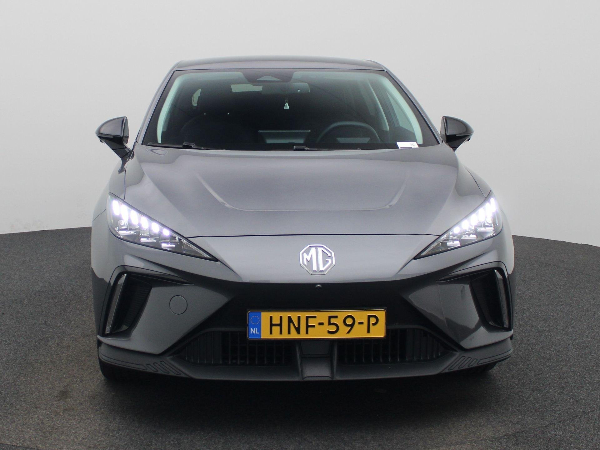MG 4 Luxury 64 kWh, Auto's, Automaat, 12 maanden, Achterwielaandrijving, Gebruikt