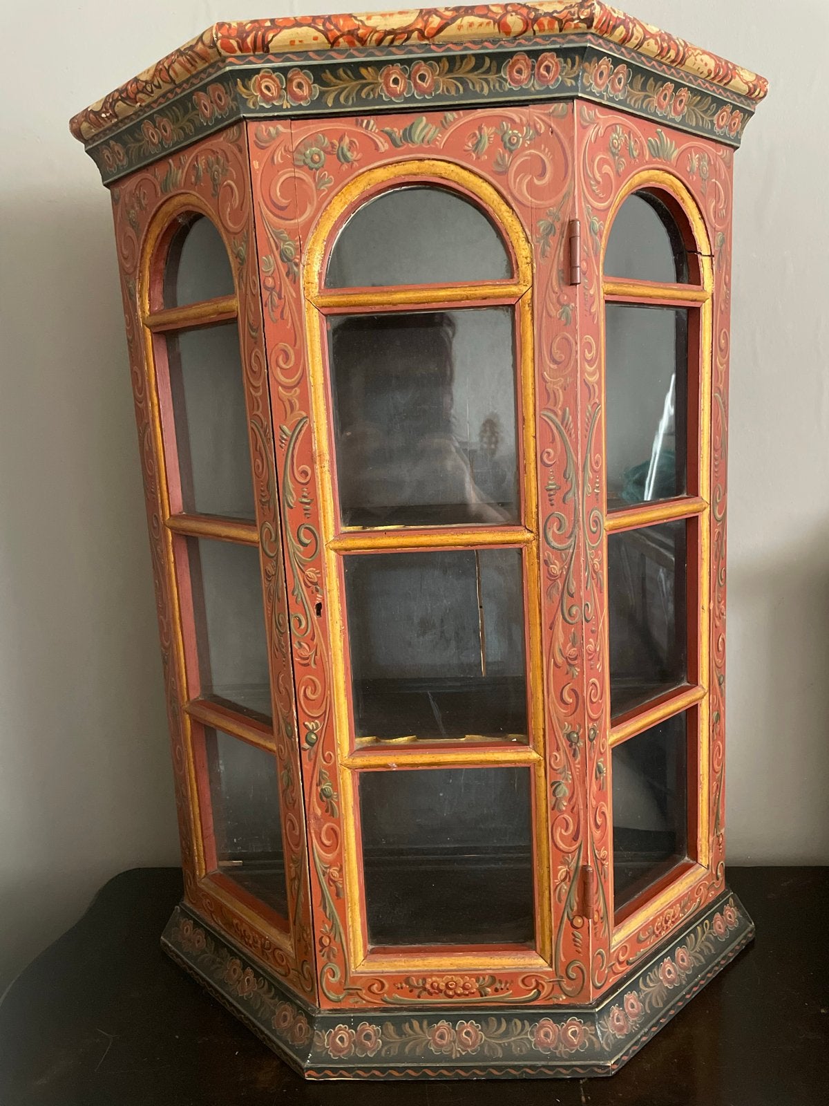 Antieke handgeschilderde Hindeloopen vitrinekast, Antiek en Kunst, Ophalen of Verzenden