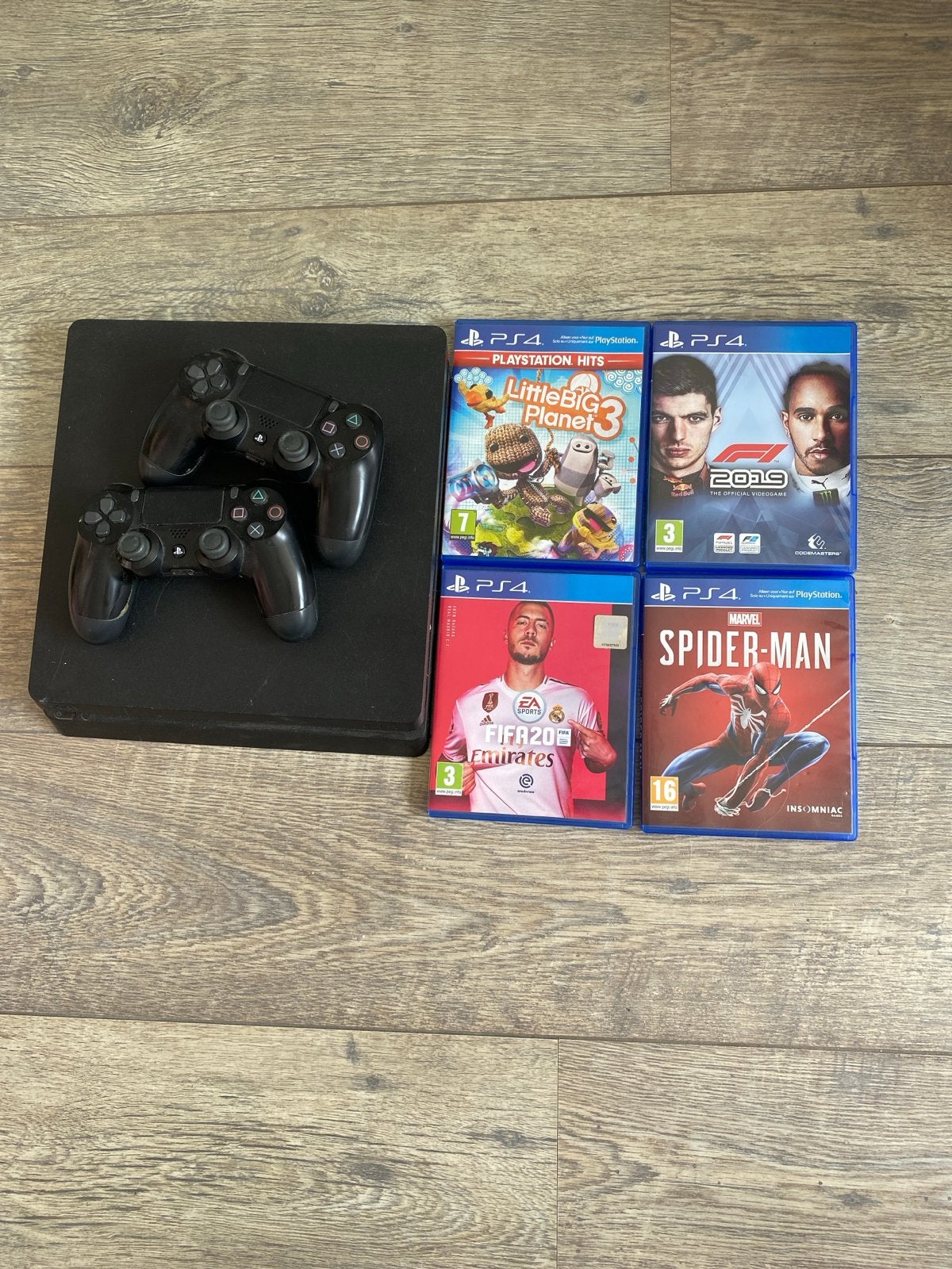 PlayStation 4 met 2 controllers en 4 games, Spelcomputers en Games, Games | Sony PlayStation 4, Ophalen, Gebruikt, Overige genres