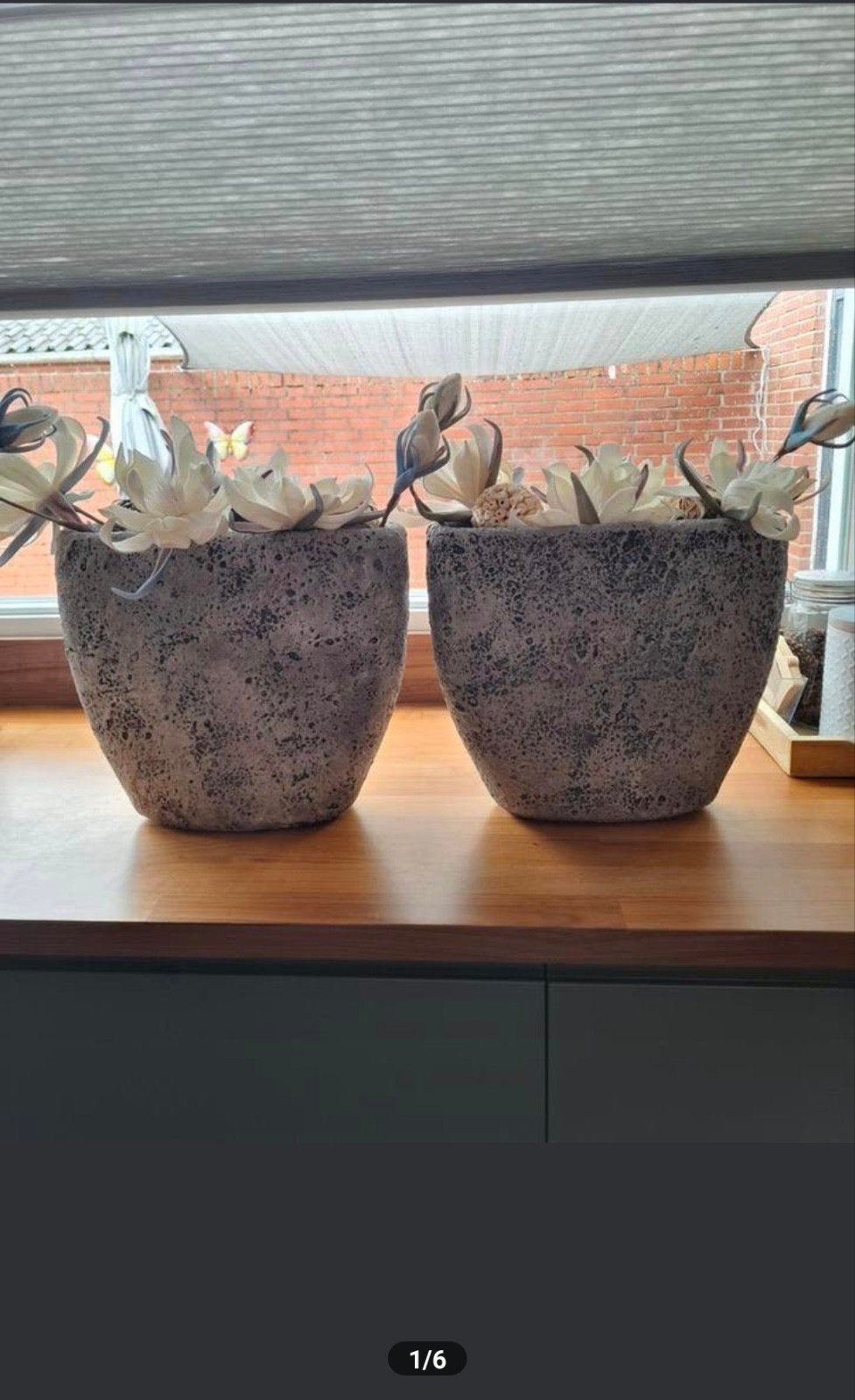 2 grijze bloempotten (eventueel incl decoratie), Ophalen, Inclusief decoratie